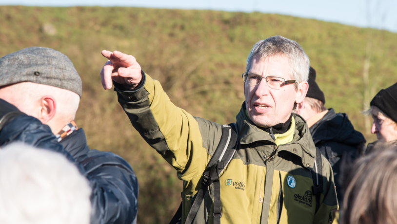 Finn fra Økolariet fortæller på en tur.