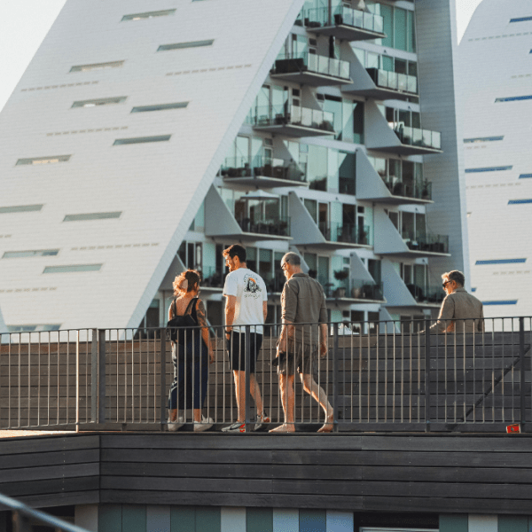 Venner på gåtur på Kajakøen ved Bølgen