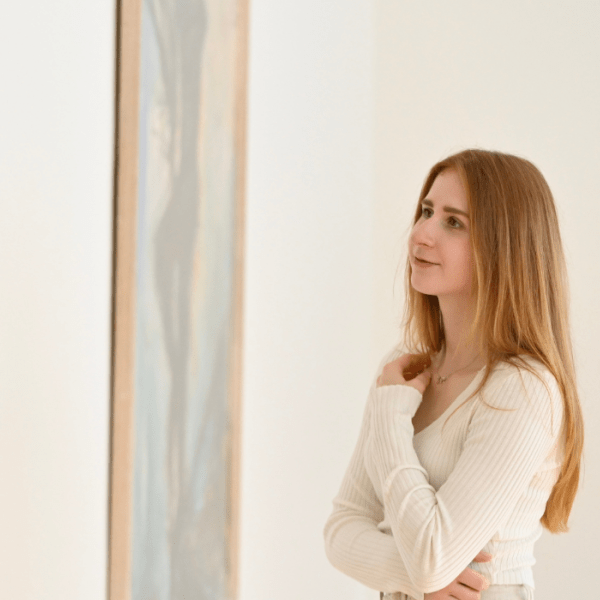 Gæst betragter kunst på Vejle Kunstmuseum