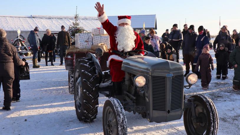 Julemanden ankommer på traktor til julemarked på Tinnetgaard