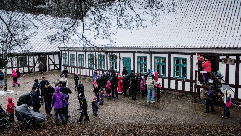 Julemarked ved Børkop Vandmølle, hvor familier og venner mødes på gårdspladsen