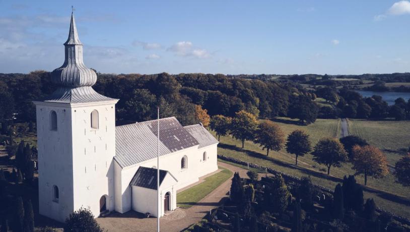 Udsigten fra Nørup Kirke over Engelsholm Sø