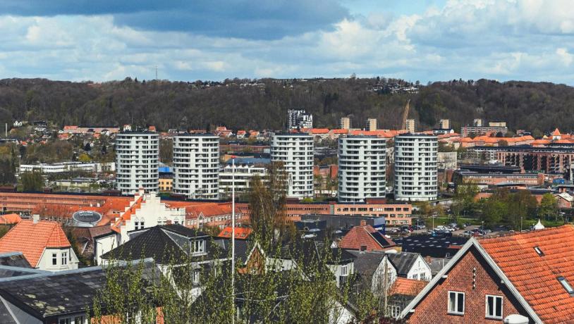 Udsigten fra Vejle Vindmølle over Vejle by en forårsdag