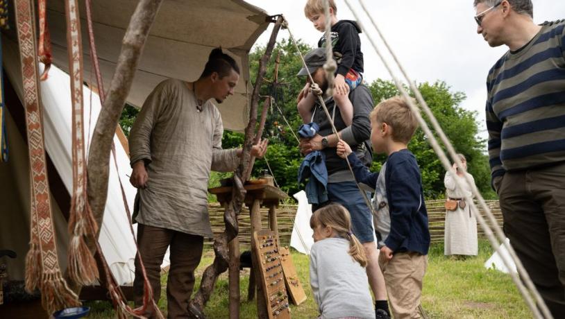 Børn og voksne lærer om jernalderens håndværk til Jernaldermarked i Vingsted