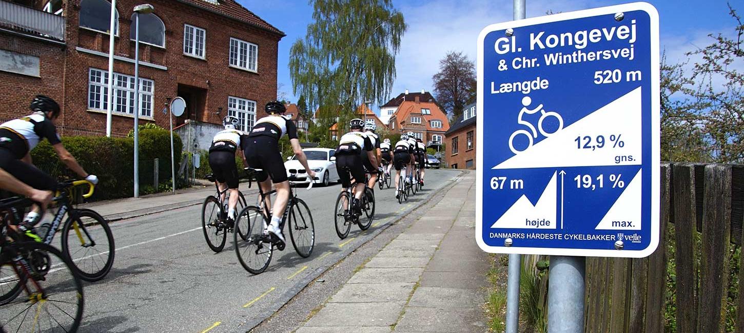 Landevejsryttere cykler op ad Gl. Kongevej, en af Danmarks hårdeste cykelbakker