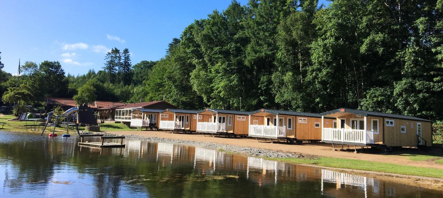 Hytter på Randbøldal Camping ved søen en sommerdag