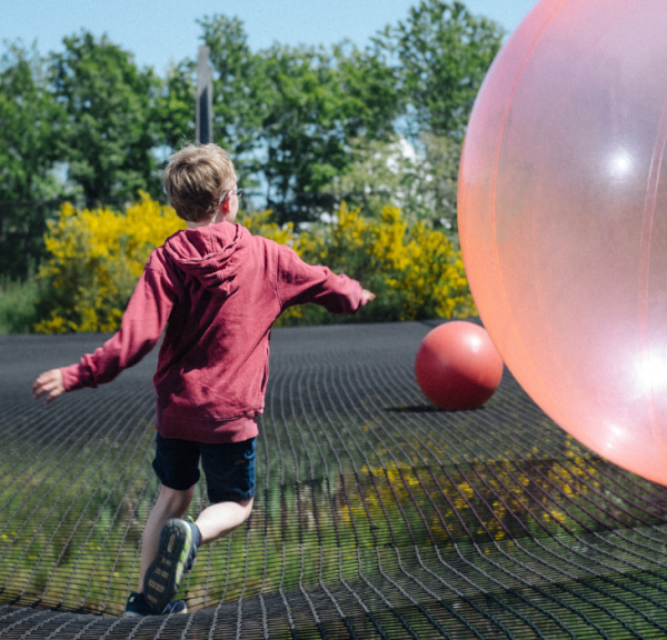 Dreng hopper i WOW PARK på stor trampolin med store bolde