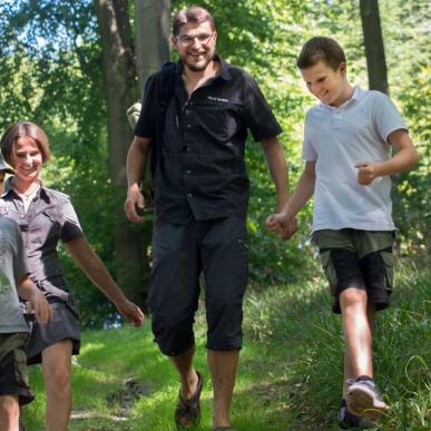 Familie på tur i Munkebjergskoven en sommerdag