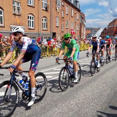 3. etape af Tour de France i Vejle. Cykelrytterne er på vej op ad Koldingvej i høj solskin i juli 2022