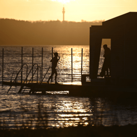 Badetur ved Tirsbæk Strand om sommeren