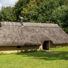 Hus i Vingsted Jernalder en sommerdag