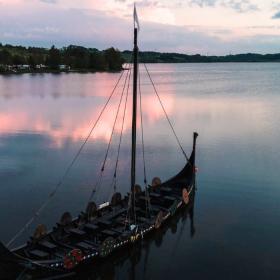 Vikingeskibet Jelling Orm ligger flot i Fårup Sø om sommeren