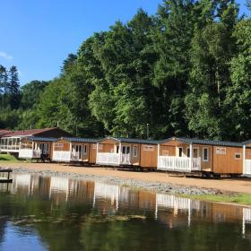 Hytter på Randbøldal Camping ved søen en sommerdag