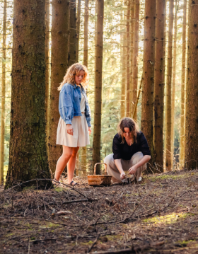 To piger samler svampe nær Kollemorten