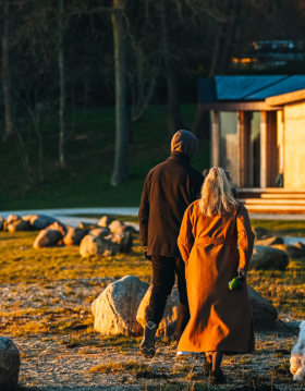 Par på gåtur i Skyttehushaven ved Vejle Fjord på en forårsdag