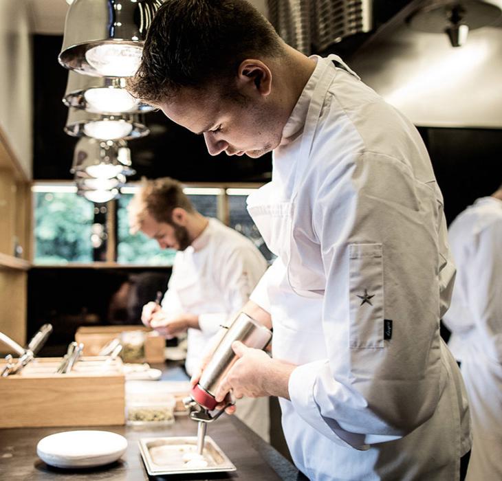 Kokke i køkkenet på Treetop Restaurant