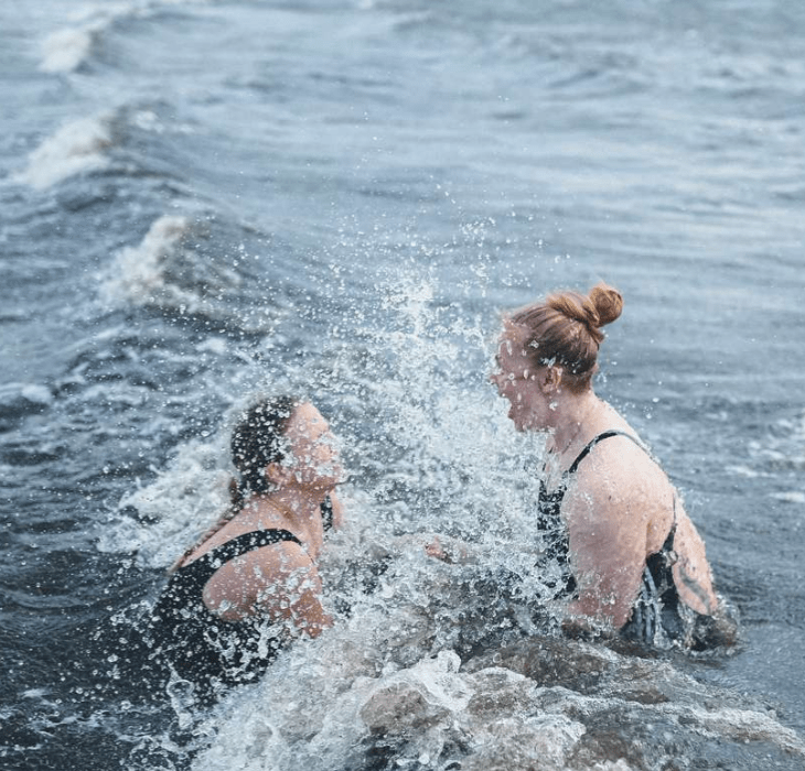 To piger til vinterbadning ved Tirsbæk Strand